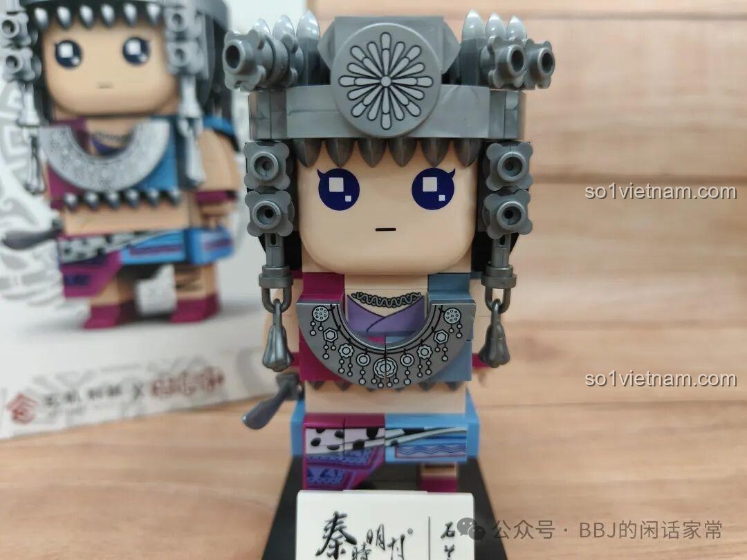 Mô hình Thạch Lan Zhongxin She 12001 đã lắp hoàn chỉnh đặt cạnh hộp sản phẩm, tạo sự so sánh trực quan.