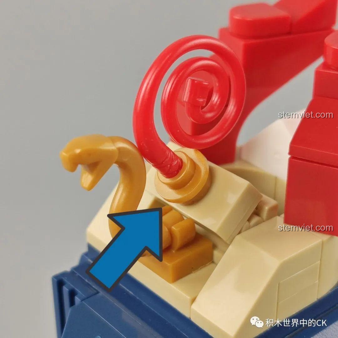 Mô hình Thần Anubis hoàn chỉnh từ bộ lắp ráp ZHEGAO CW2002A, với hình dáng đầu chó rừng và trang phục màu đen.