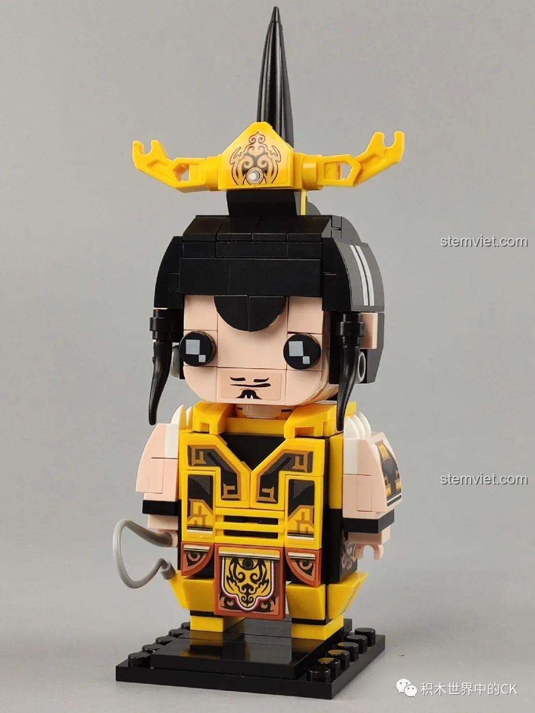 Mô hình lắp ráp Thân Công Báo (Shen Gongbao) hoàn chỉnh từ Zhegao QL2303, với sừng và trang phục đỏ.