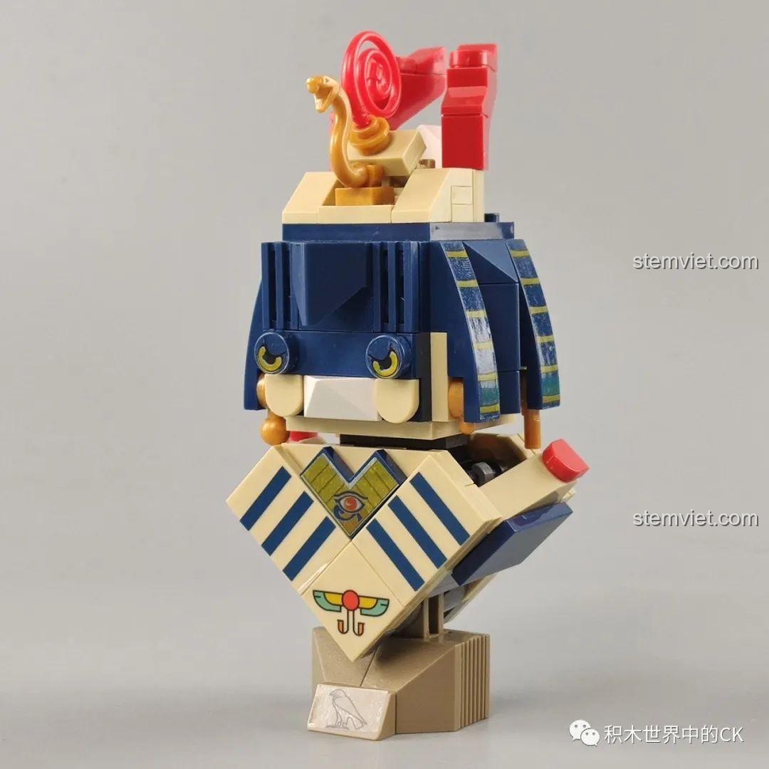 Mô hình Thần Horus hoàn chỉnh từ bộ lắp ráp ZHEGAO CW2002A, với hình dáng đầu chim ưng và trang phục màu xanh dương.