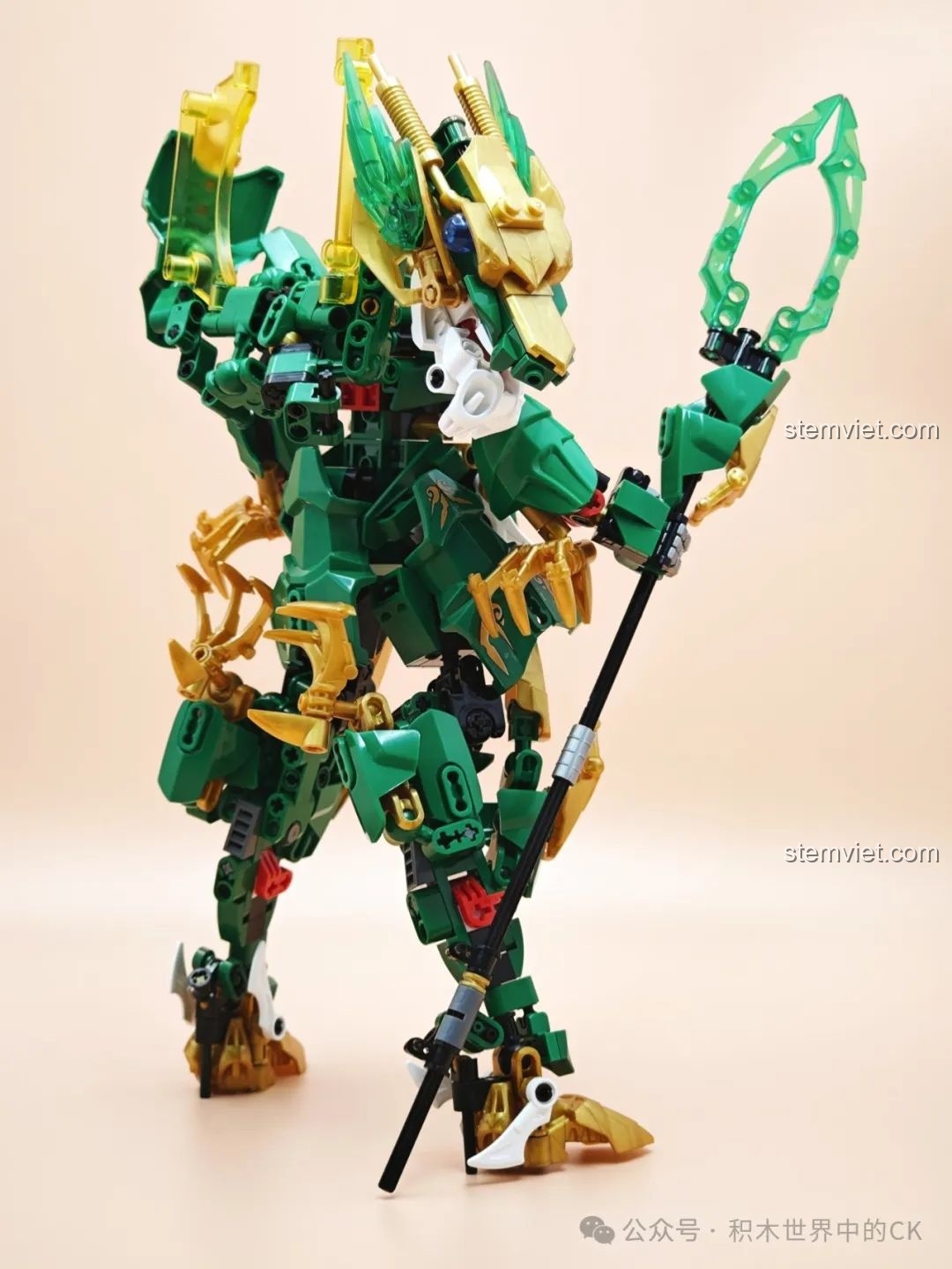 Mô hình Thanh Long A0001 trong tư thế chiến đấu, giơ cao vũ khí thể hiện sự linh hoạt của các khớp.