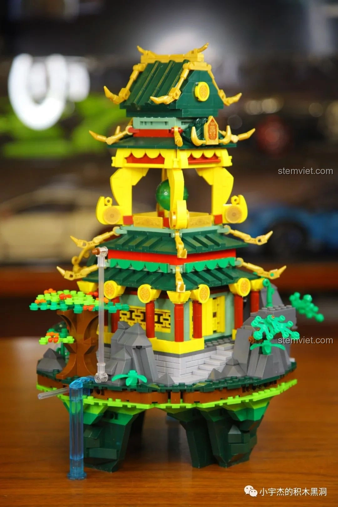 Mô hình Thanh Long Các Sluban M38-B0936 đã hoàn thiện, với kiến trúc cổ phong và màu sắc rực rỡ.