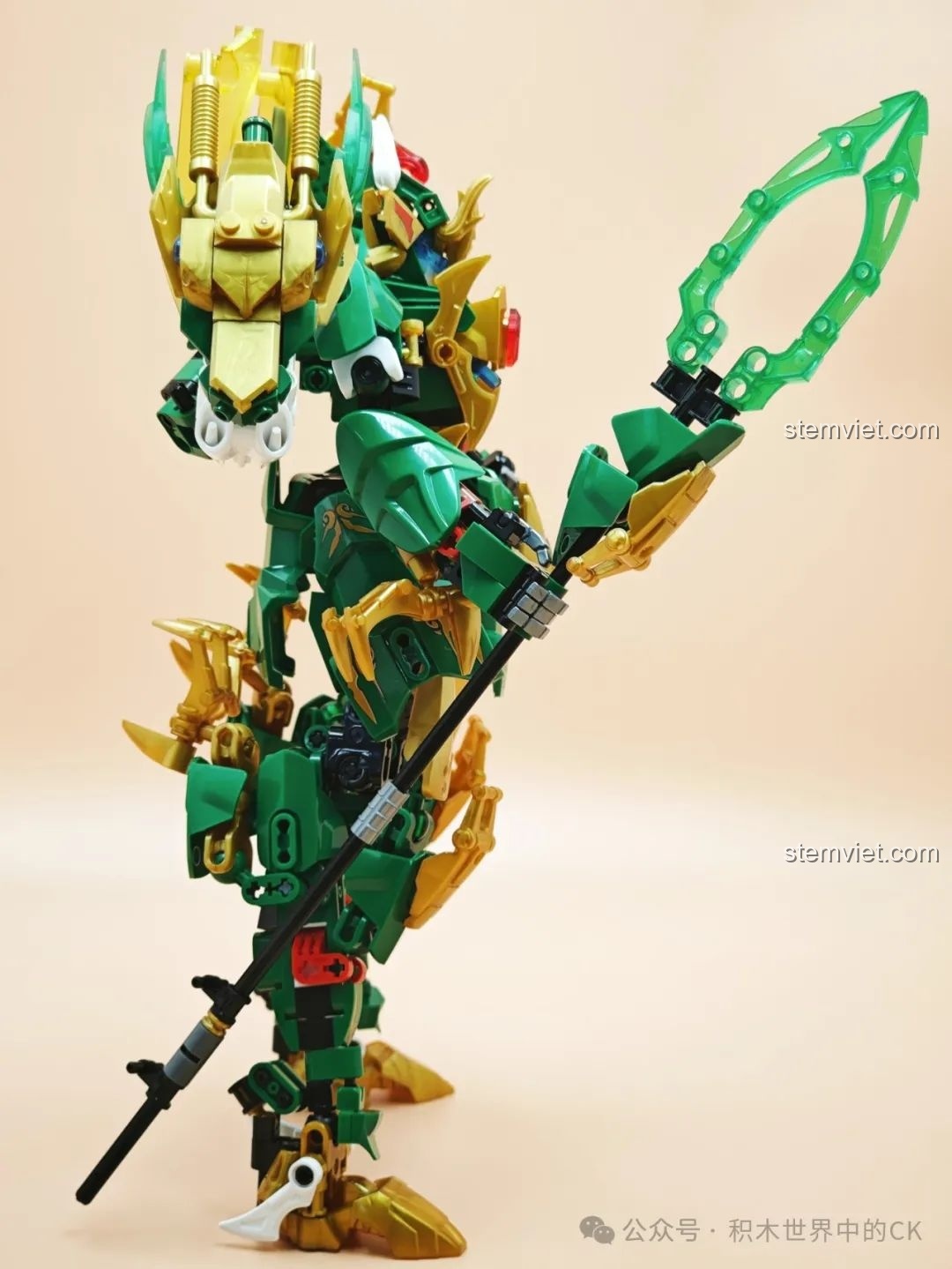 Mô hình Thanh Long F5-A0001 trong tư thế cầm vũ khí, thể hiện sự linh hoạt và vẻ đẹp của sản phẩm.