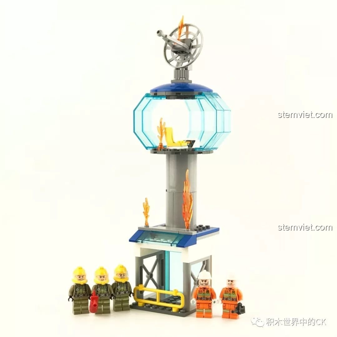 Mô hình tháp điều khiển không lưu đã lắp xong với các chi tiết lửa và 5 minifigures đứng bên cạnh.