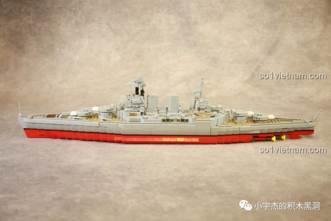 Một mô hình thiết giáp hạm lắp ráp với nhiều ụ pháo, không liên quan đến xe tăng T28.