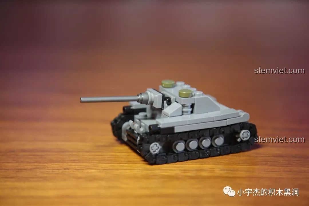 Mô hình thứ ba từ bộ SEMBO 101118, một biến thể xe tăng với thiết kế đơn giản hơn.