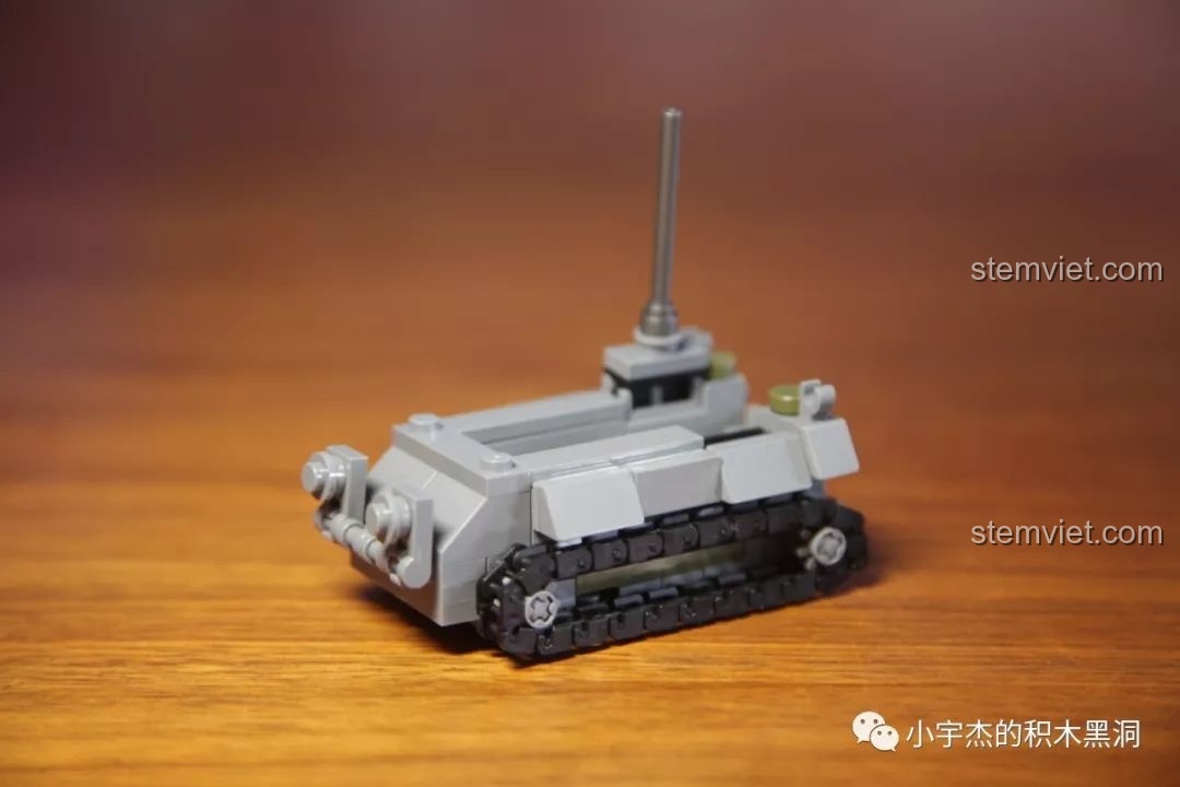 Mô hình thứ hai từ bộ SEMBO 101118, một phương tiện trinh sát với ăng-ten, thể hiện sự sáng tạo.