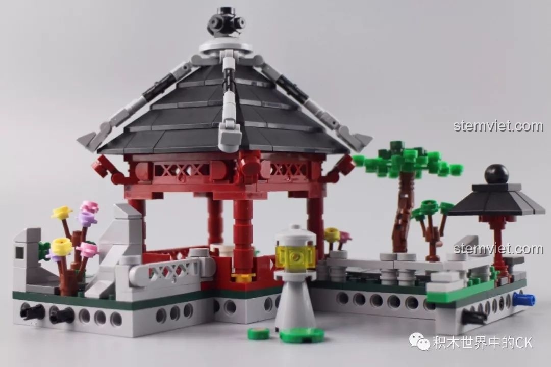 Mô hình Thương Lãng Đình XB-01110-A hoàn chỉnh với mái đình, cây cối và hoa lá đầy màu sắc.