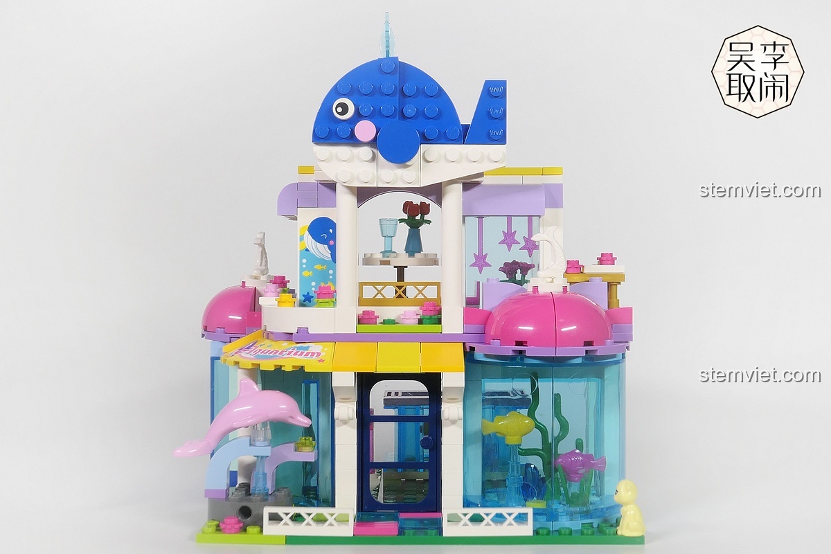 Toàn cảnh mô hình Thủy cung Cá Voi Xanh QMAN 2012 hoàn chỉnh nhìn từ phía trước.