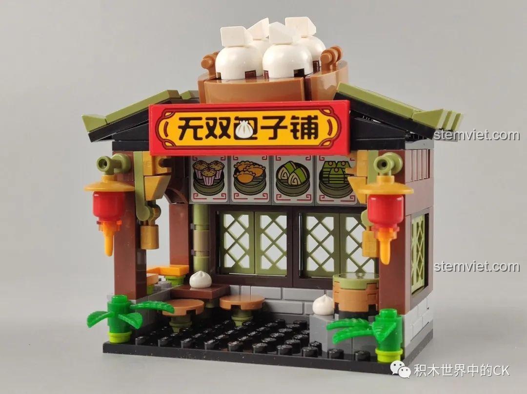 Mô hình hoàn chỉnh của Tiệm Bánh Bao Vô Song QMAN 72012 nhìn từ mặt tiền, với các chi tiết trang trí.