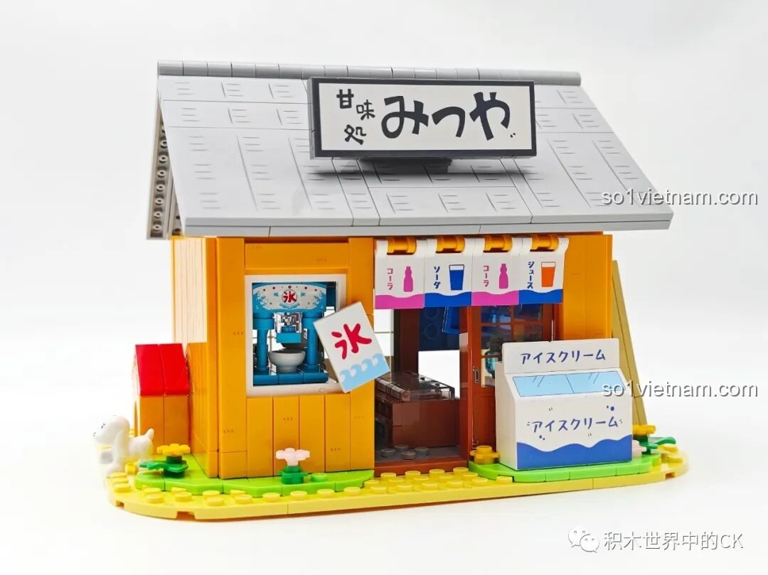 Mô hình Tiệm đồ ngọt Maruko của Wekki sau khi hoàn thành, với mái nhà, biển hiệu và các chi tiết trang trí.