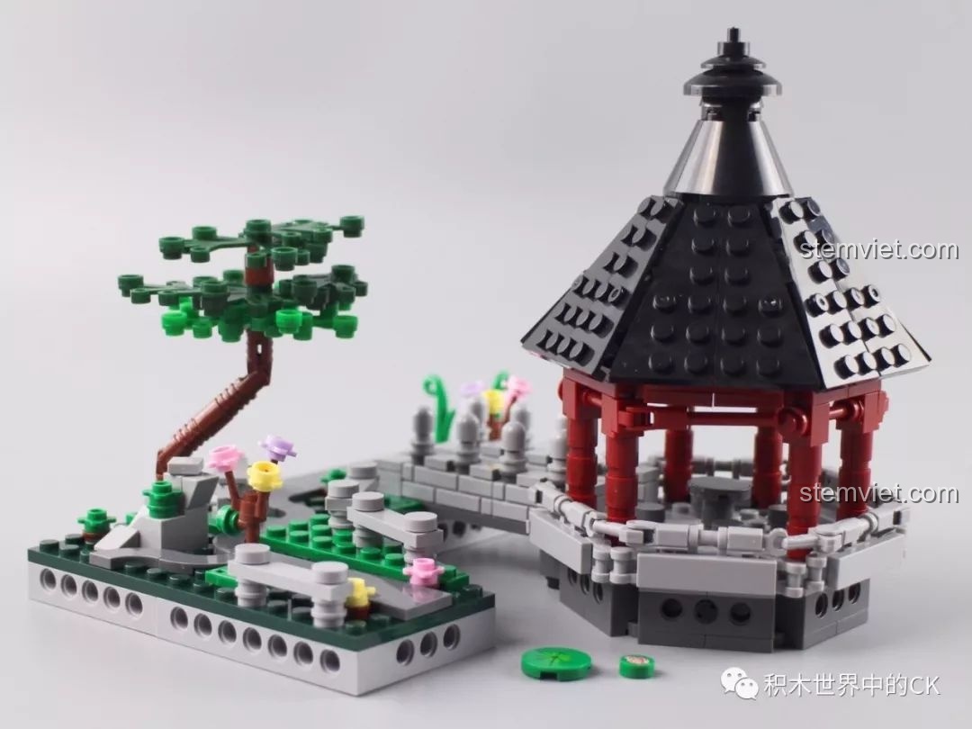 Mô hình Tiểu Bồng Lai XB-01110-C hoàn chỉnh, một góc vườn yên tĩnh với đình và cây xanh.