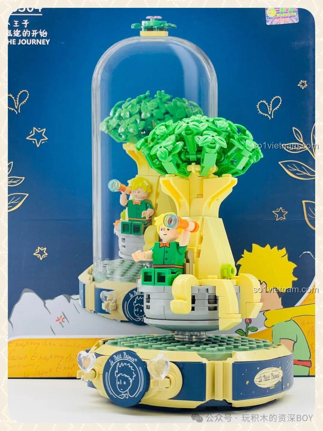 Mô hình hoàn chỉnh của bộ lắp ghép Pantasy 86304 Tiểu Hoàng Tử: Khởi Đầu Hành Trình đặt cạnh hộp sản phẩm, thể hiện sự tương đồng.