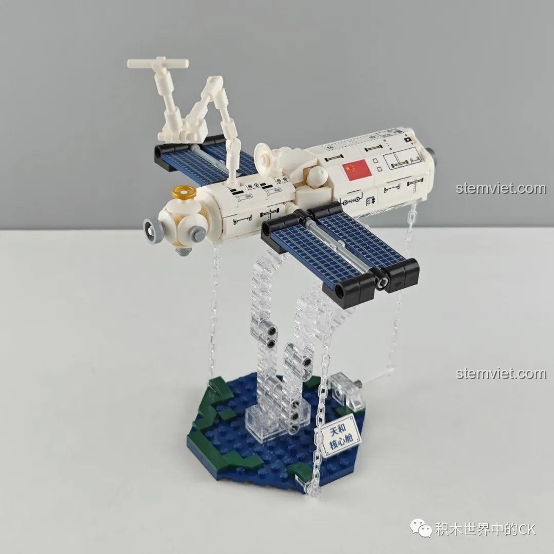 Mô hình Trạm Vũ Trụ Thiên Hòa K10210 hoàn chỉnh, lơ lửng trên đế nhờ hiệu ứng Tensegrity.