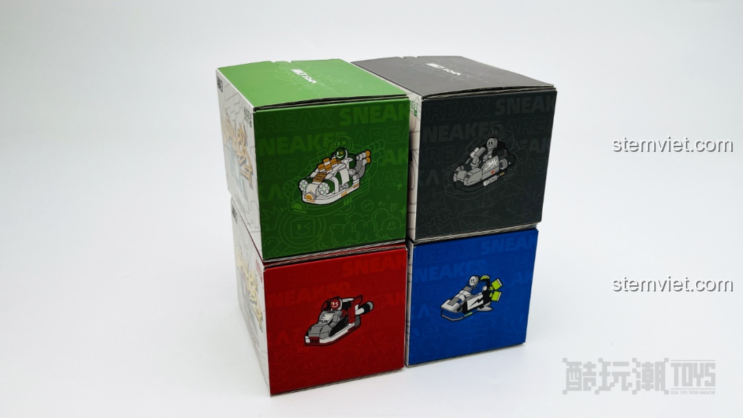 Mô hình Trạm Cơ Sở Giày Sneaker được đặt gọn gàng bên trong hộp trưng bày acrylic trong suốt đi kèm.