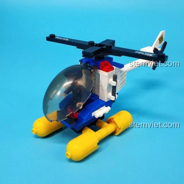 Mô hình trực thăng cảnh sát Sluban B0657 đã lắp ráp hoàn chỉnh với phi công ngồi trong buồng lái, sẵn sàng cất cánh.