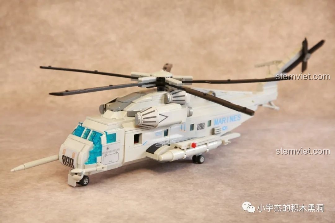 Mô hình trực thăng vận tải hạng nặng (Stallion) được so sánh với bộ WOMA C0897, một sản phẩm khác cùng thương hiệu.