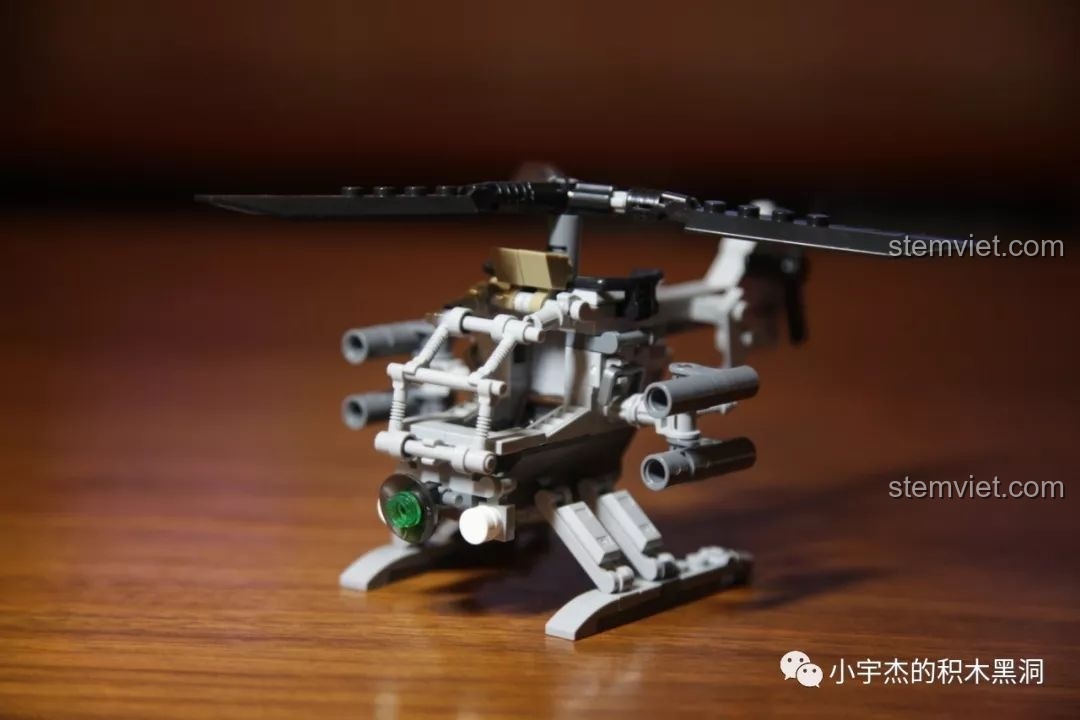 Mô hình trực thăng tấn công hạng nhẹ Panlos 631004A đã lắp ráp hoàn chỉnh, nhìn từ phía trước.