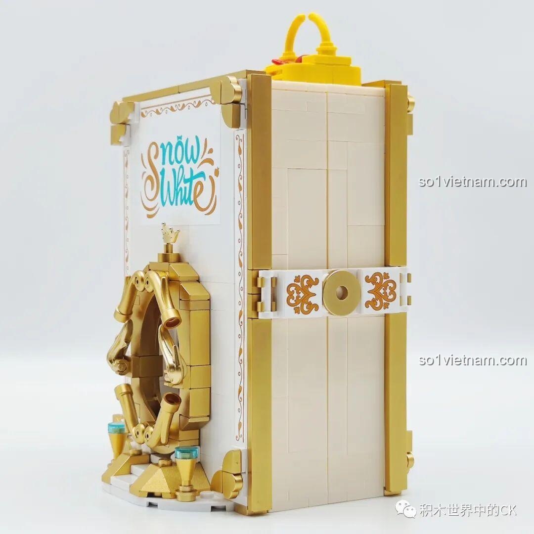 Mặt bên của mô hình truyện cổ tích Wekki Bạch Tuyết, có chi tiết khóa cài và hoa văn trang trí.