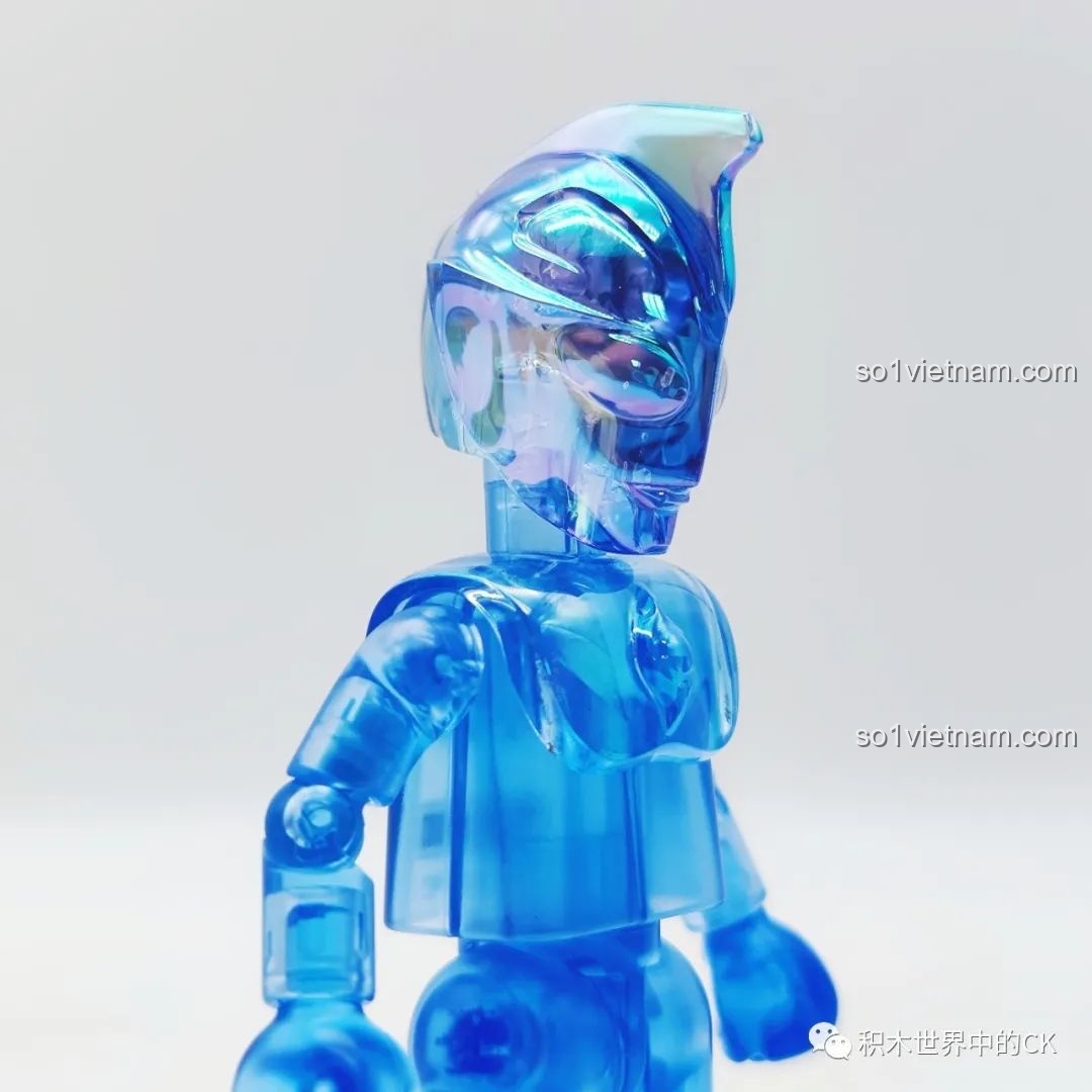 Cận cảnh khuôn mặt và phần thân trên của mô hình Ultraman Fusion Rise trong suốt, cho thấy thiết kế chi tiết của bộ lắp ráp BLOKEES.
