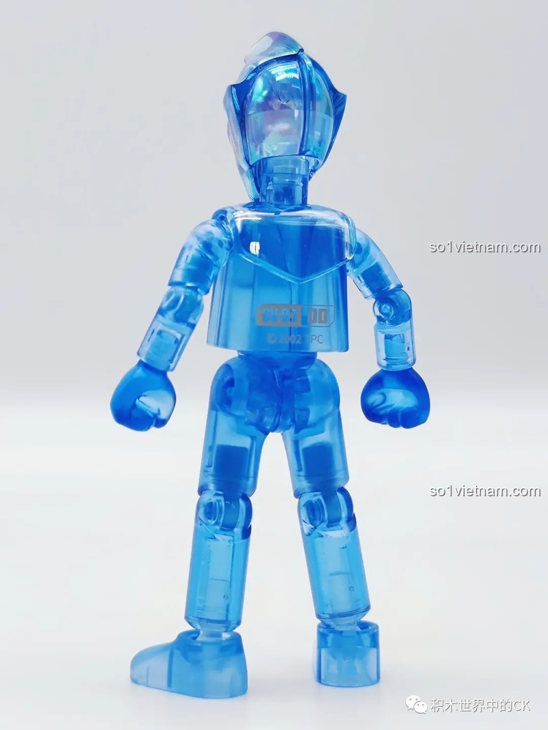 Mô hình Ultraman Fusion Rise màu xanh dương của BLOKEES, nhìn từ phía trước, thể hiện sự tinh xảo của bộ lắp ráp.