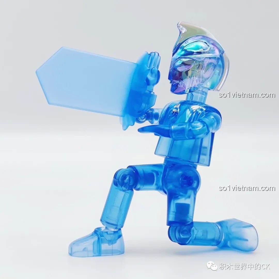 Mô hình Ultraman Fusion Rise màu xanh dương đang quỳ gối và cầm một thanh kiếm màu xanh, thể hiện hành động chiến đấu của bộ lắp ráp BLOKEES.