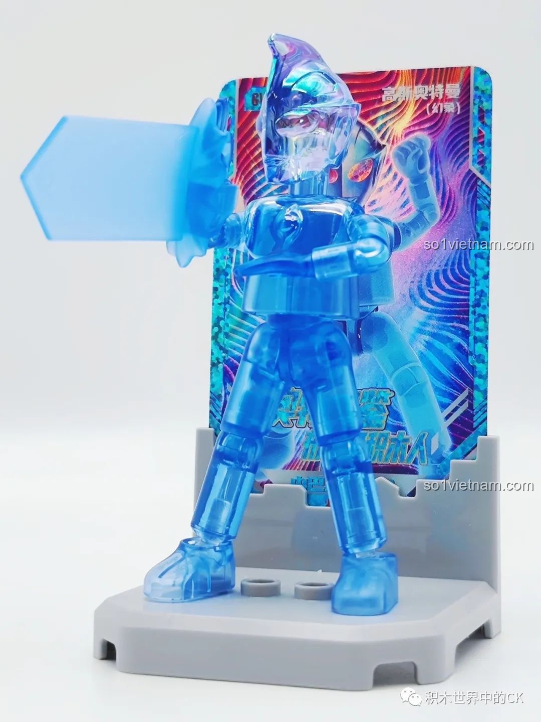 Mô hình Ultraman Fusion Rise màu xanh dương được đặt trên đế dựng, phía sau là thẻ bài Ultraman, tạo thành một khung cảnh trưng bày đẹp mắt từ bộ lắp ráp BLOKEES.