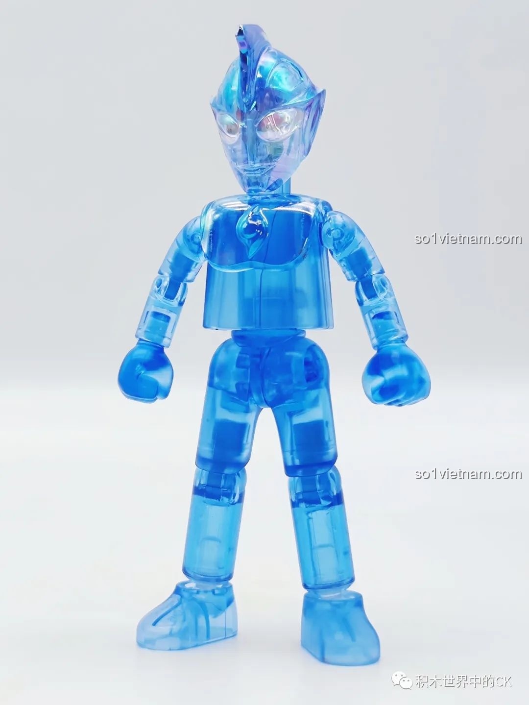 Cận cảnh mô hình Ultraman Fusion Rise trong suốt màu xanh dương, khoe trọn từng chi tiết nhỏ của bộ lắp ráp BLOKEES.