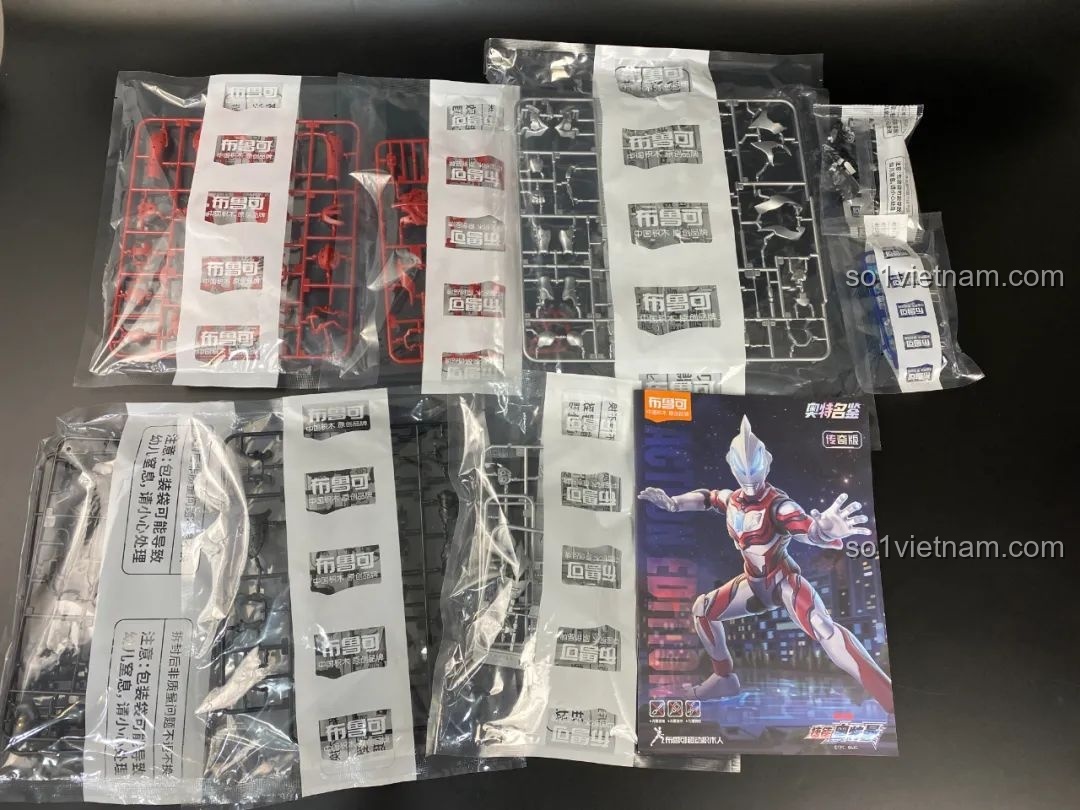 Các khay chứa chi tiết mô hình lắp ráp Ultraman Geed BLOKEES được đóng gói cẩn thận