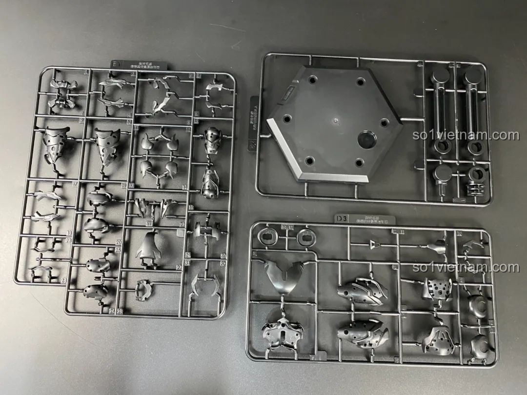 Cận cảnh chi tiết phần chân của mô hình lắp ráp Ultraman Geed BLOKEES