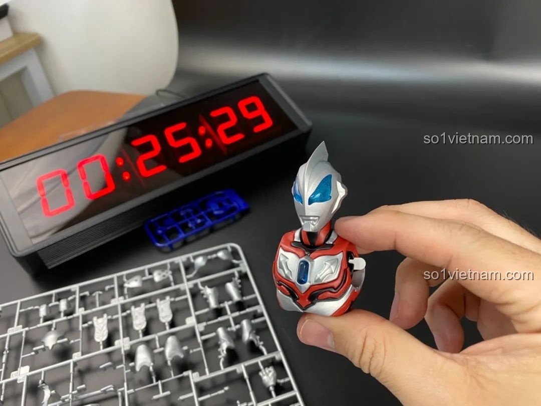 Cận cảnh chi tiết mắt phát sáng của mô hình Ultraman Geed BLOKEES