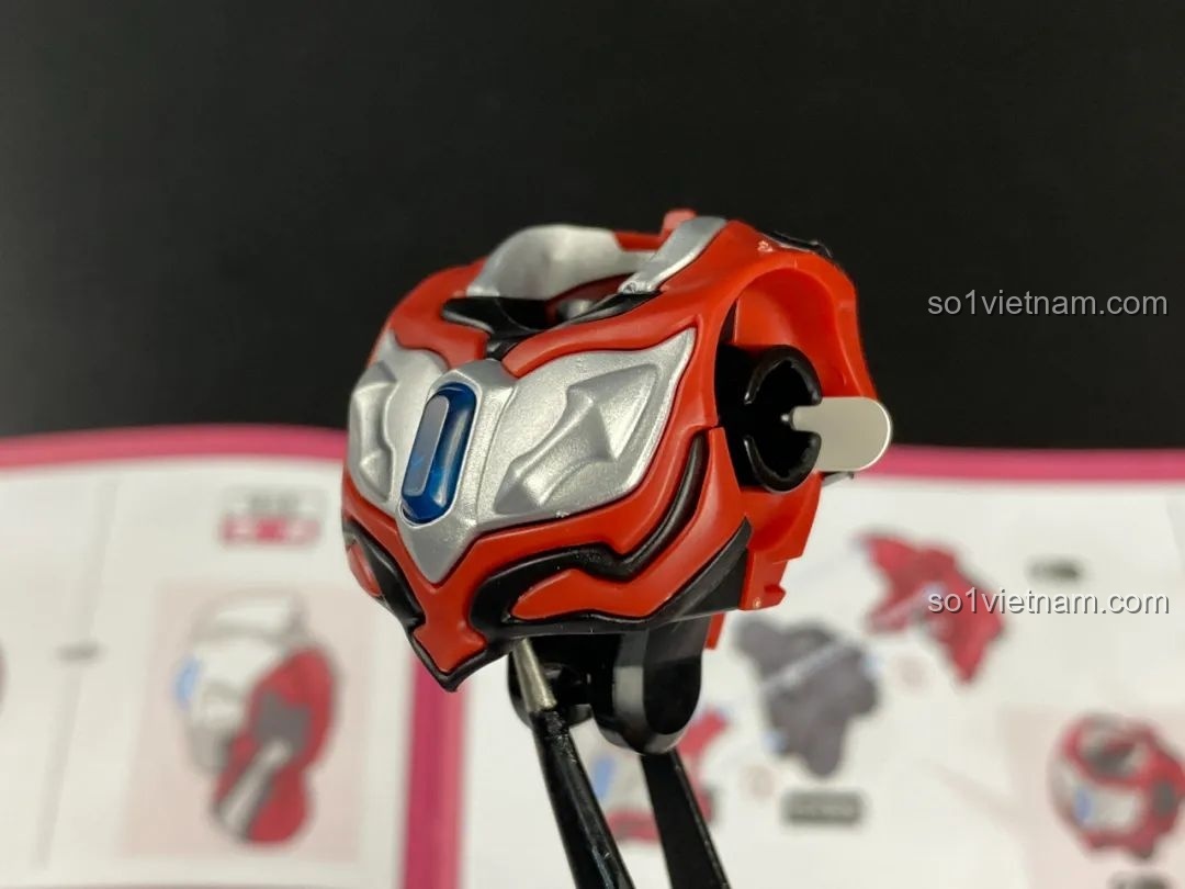 Cận cảnh chi tiết phần ngực phát sáng của mô hình Ultraman Geed BLOKEES