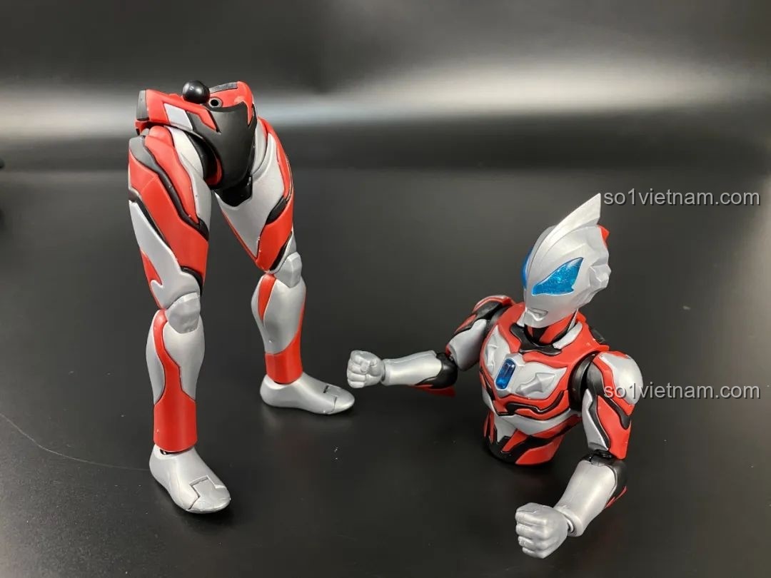 Cận cảnh quá trình lắp giáp phần chân của mô hình Ultraman Geed BLOKEES