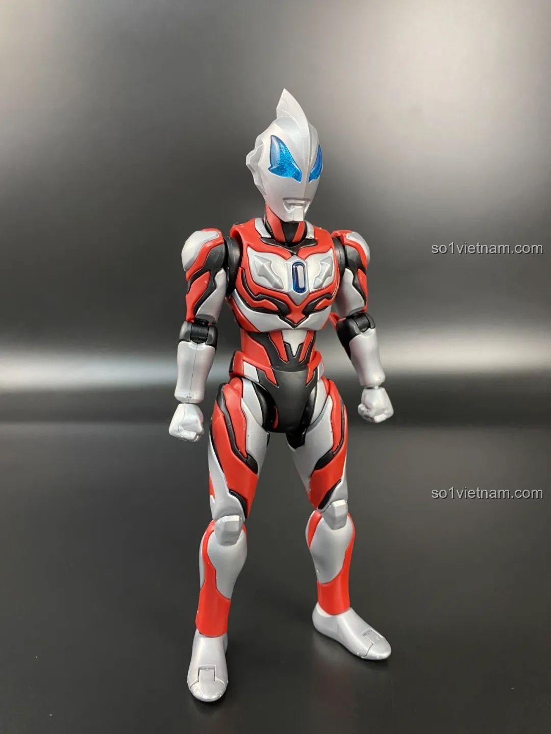 Cận cảnh quá trình lắp giáp phần tay của mô hình Ultraman Geed BLOKEES