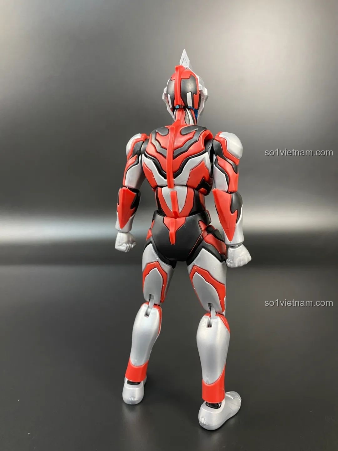 Cận cảnh quá trình lắp giáp phần đầu của mô hình Ultraman Geed BLOKEES