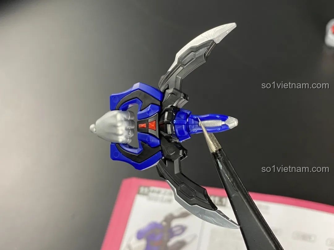 Cận cảnh quá trình lắp giáp vũ khí 