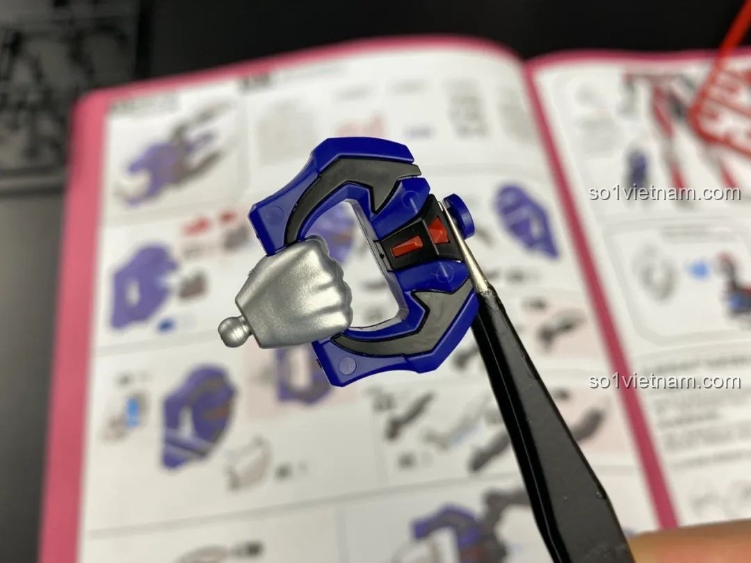 Cận cảnh quá trình lắp giáp đế trưng bày của mô hình Ultraman Geed BLOKEES