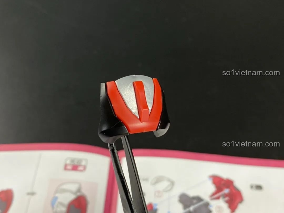 Cận cảnh quá trình lắp ráp phần khớp chân của mô hình Ultraman Geed BLOKEES