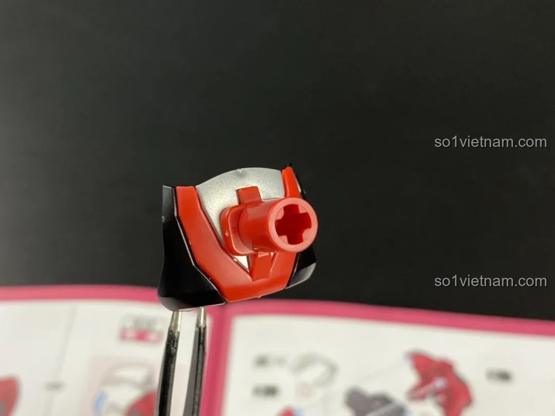 Cận cảnh quá trình lắp ráp phần khớp chân của mô hình Ultraman Geed BLOKEES