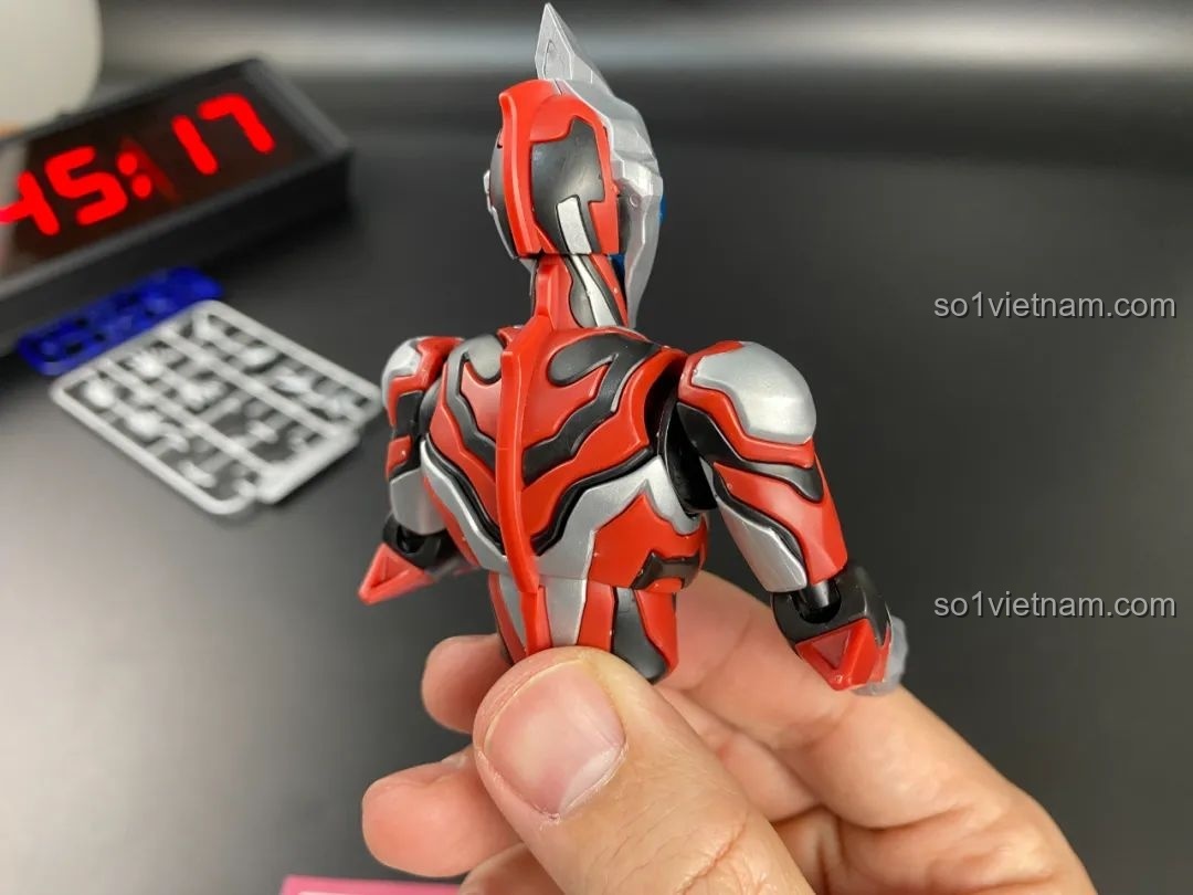 Cận cảnh quá trình lắp ráp phần đầu của mô hình Ultraman Geed BLOKEES