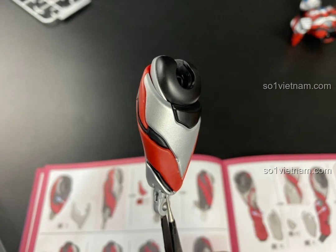 Cận cảnh quá trình lắp ráp đế trưng bày của mô hình Ultraman Geed BLOKEES