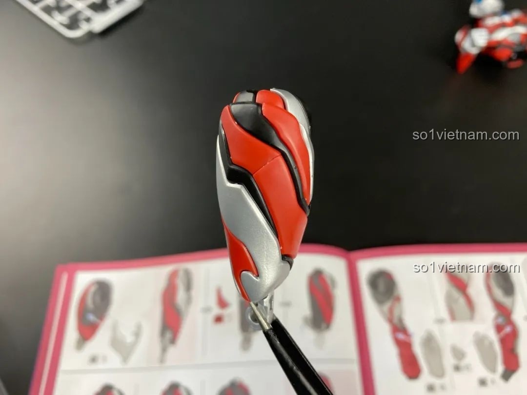 Cận cảnh quá trình lắp ráp đế trưng bày của mô hình Ultraman Geed BLOKEES