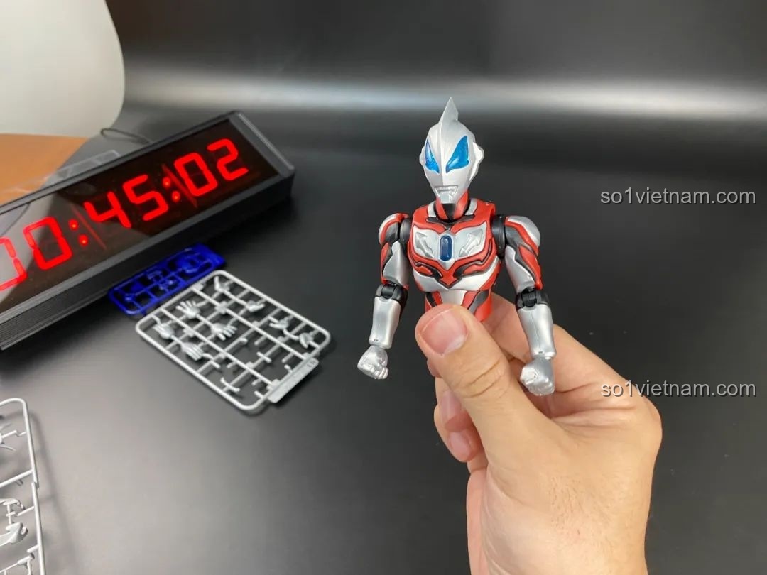 Cận cảnh quá trình lắp ráp phần khớp hông của mô hình Ultraman Geed BLOKEES
