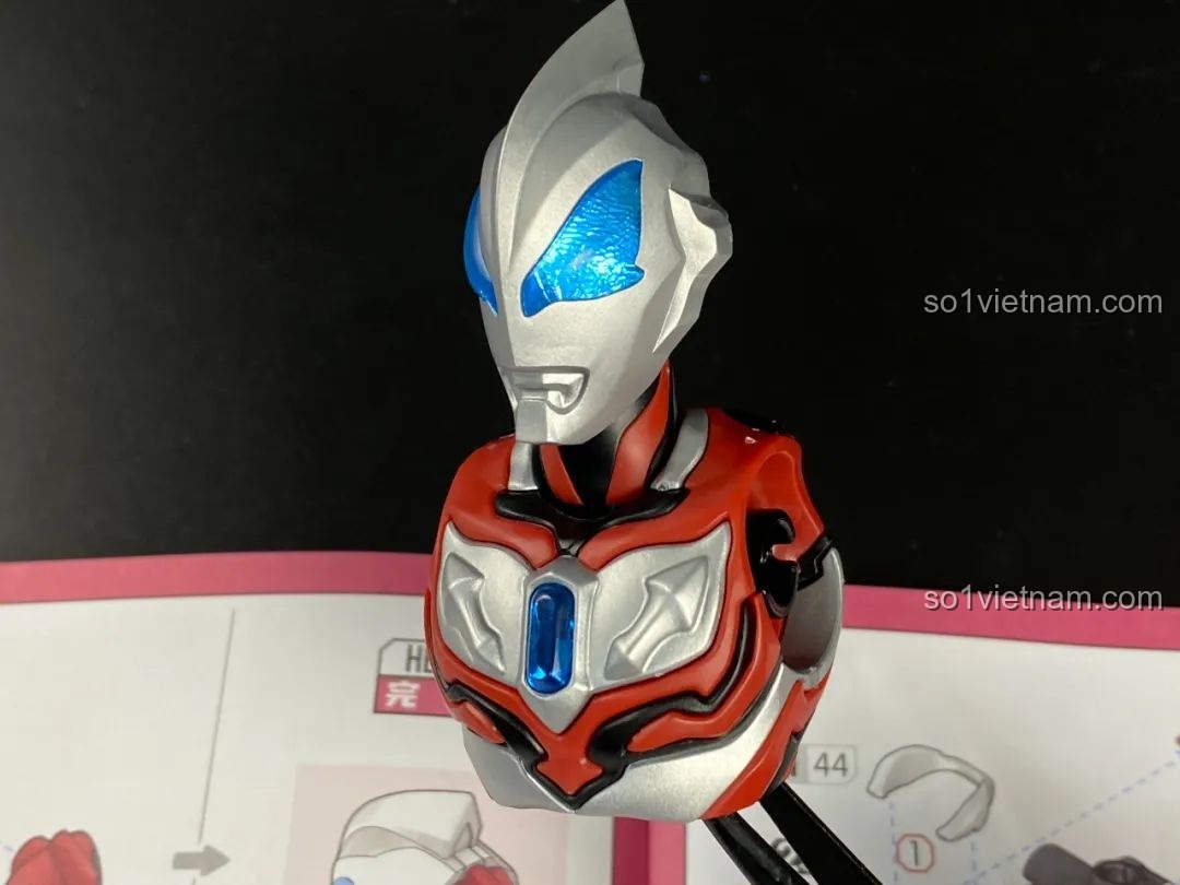 Cận cảnh quá trình lắp ráp phần khớp tay của mô hình Ultraman Geed BLOKEES