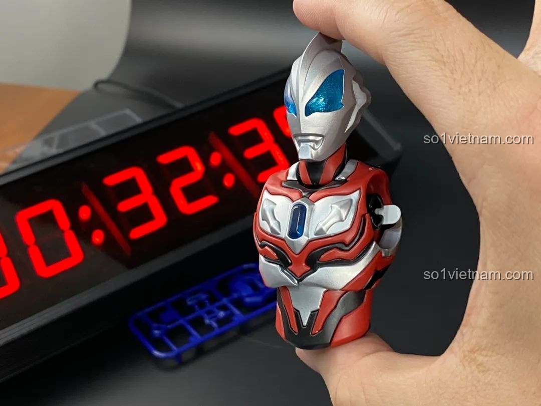 Cận cảnh quá trình lắp ráp phần khớp tay của mô hình Ultraman Geed BLOKEES