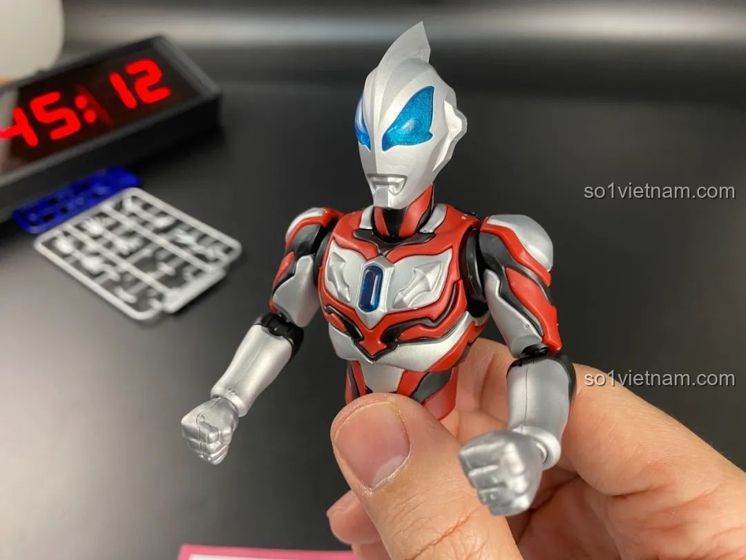 Cận cảnh quá trình lắp ráp phần thân của mô hình Ultraman Geed BLOKEES