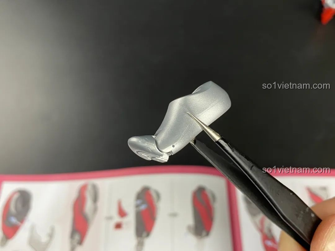 Các bộ phận của mô hình lắp ráp Ultraman Geed BLOKEES được sắp xếp trước khi lắp ráp hoàn chỉnh