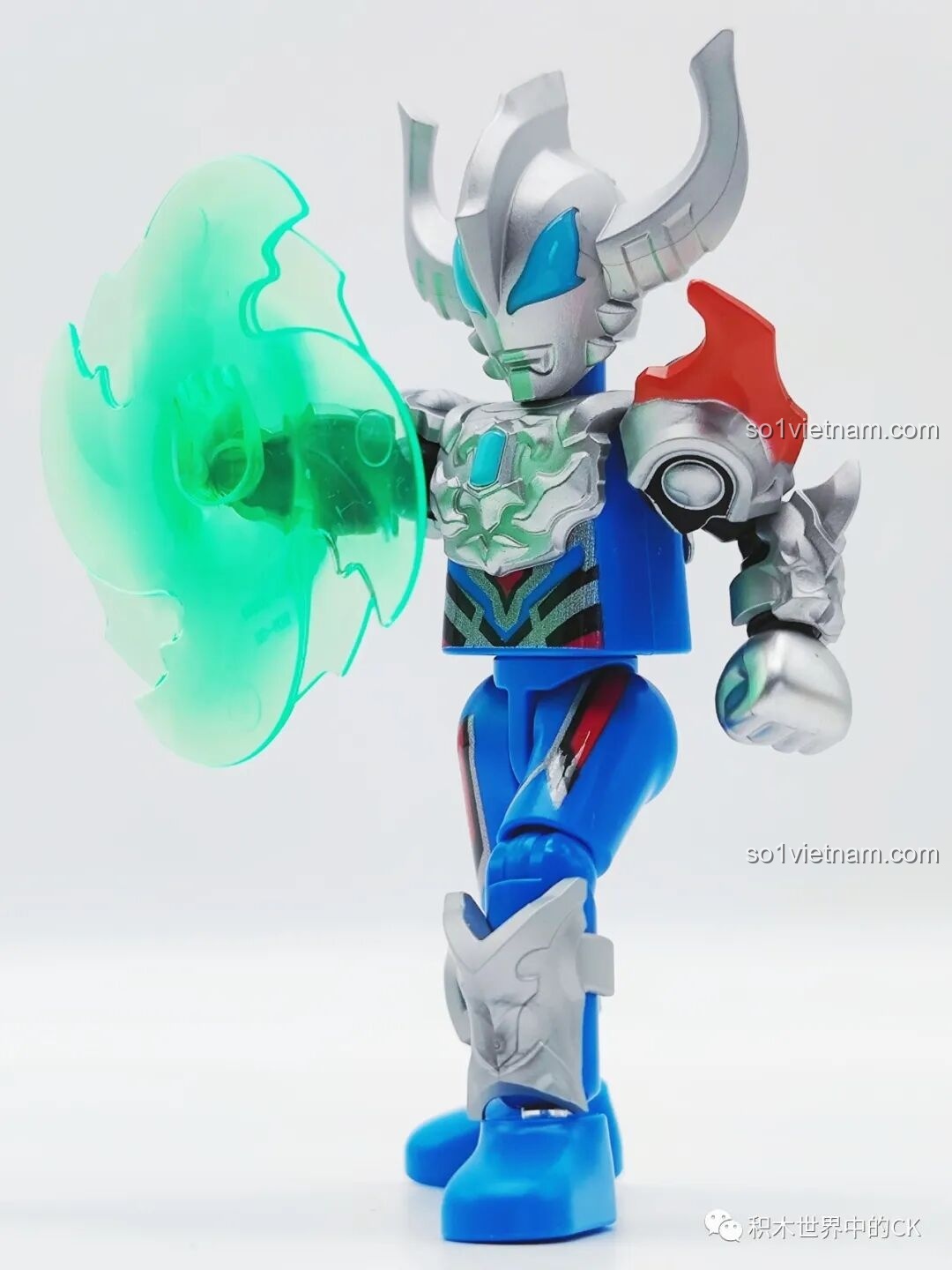 Mô hình Ultraman Geed Solid Burning BLOKEES GV-04 03 trên đế trưng bày
