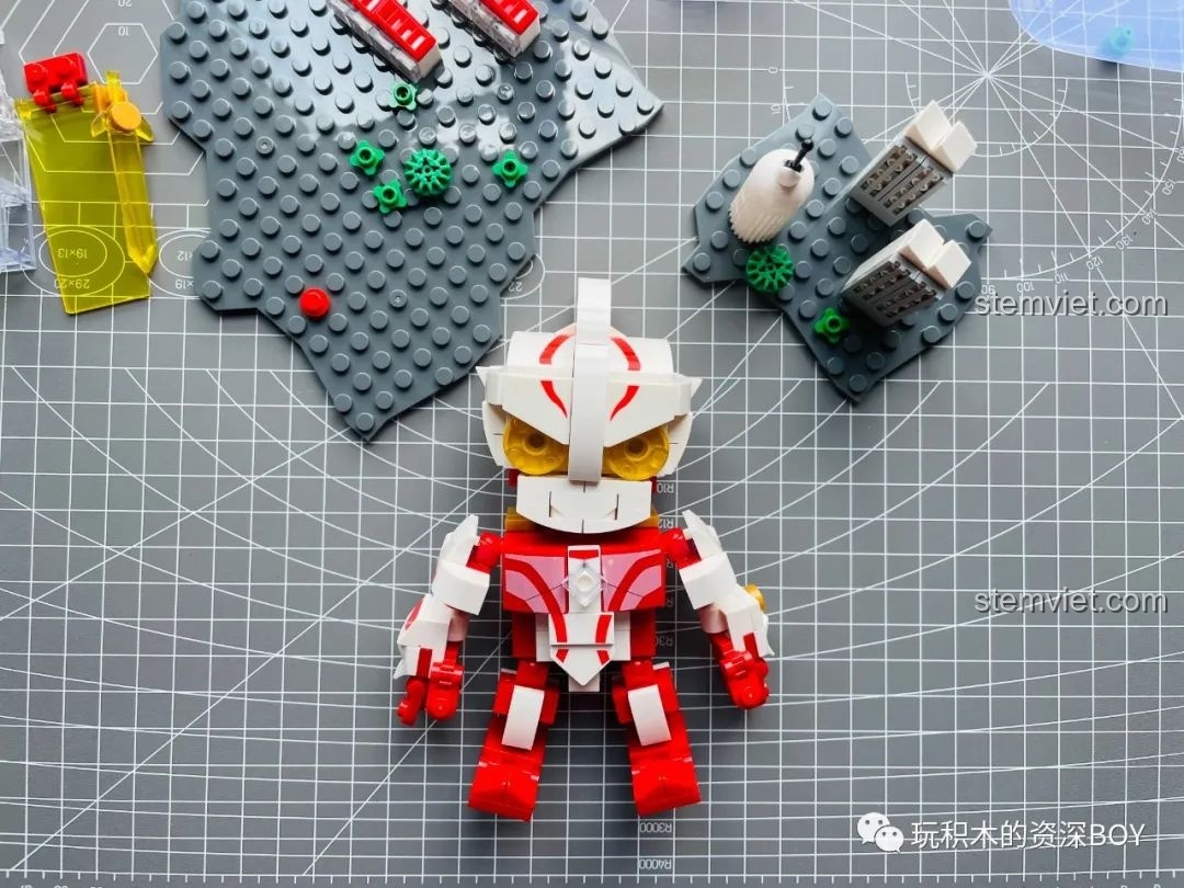 Mô hình lắp ráp Ultraman Mebius SEMBO 108518 gần hoàn chỉnh, đứng vững trên phần đế đã lắp.