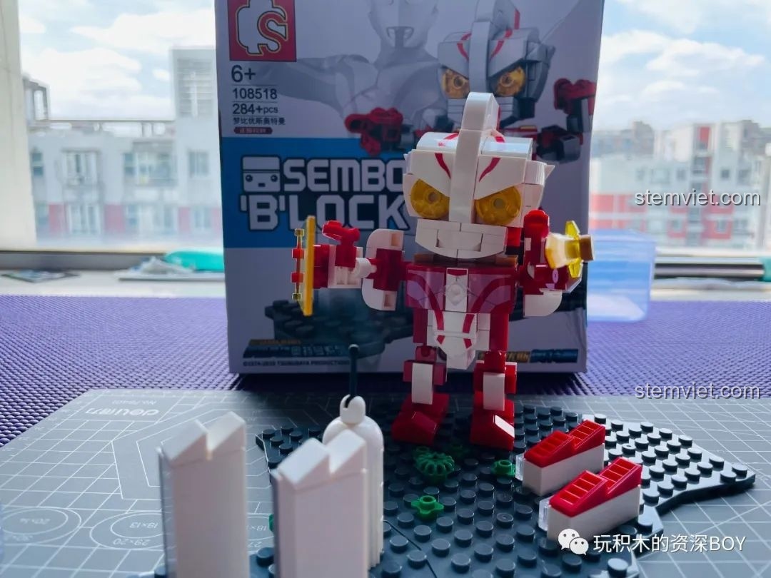 Mô hình lắp ráp Ultraman Mebius SEMBO 108518 hoàn chỉnh trên đế trưng bày, hộp sản phẩm phía sau.